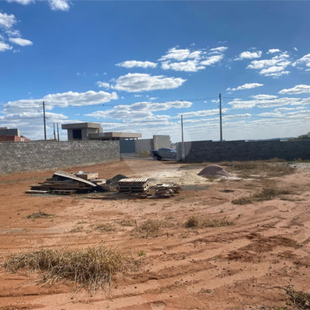 Terreno com 1.000m2 á venda, em São Carlos-SP.