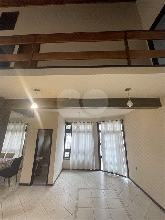 Casa à venda com 5 quartos, sendo 3 suítes, no condomínio Recanto das Palmeiras, Rio de Janeiro - RJ