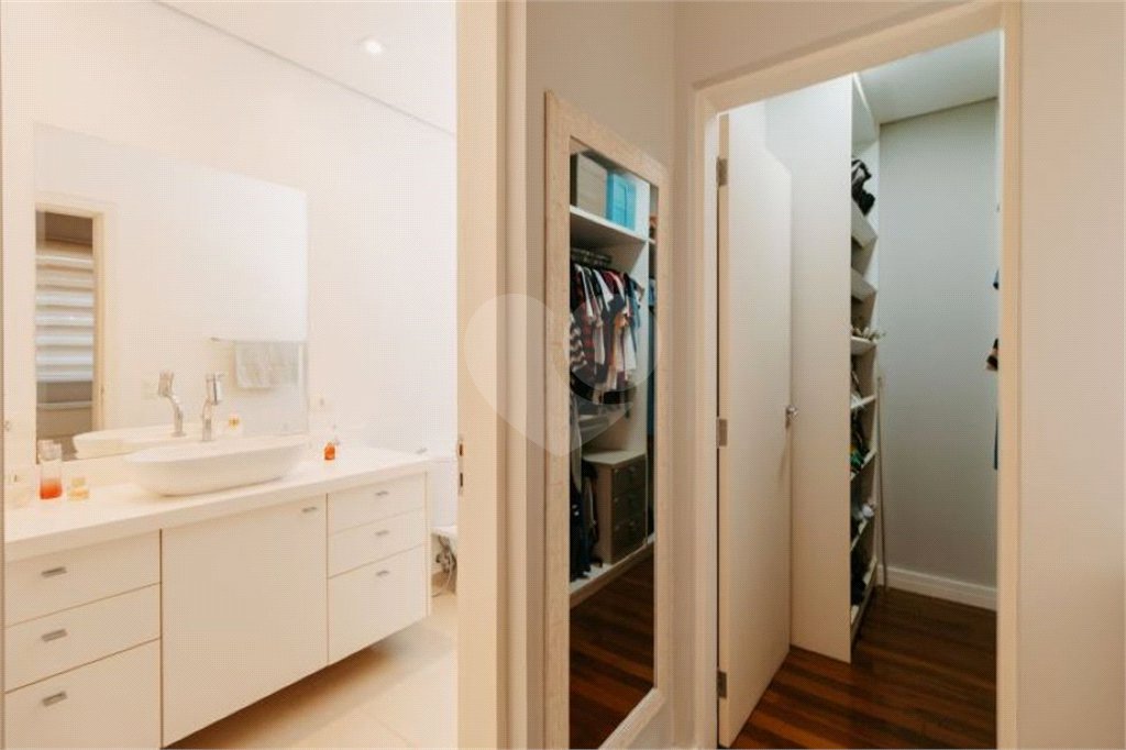 Casa à venda com 5 quartos, sendo 4 suítes, no condomínio Figueira Garden, Atibaia - SP