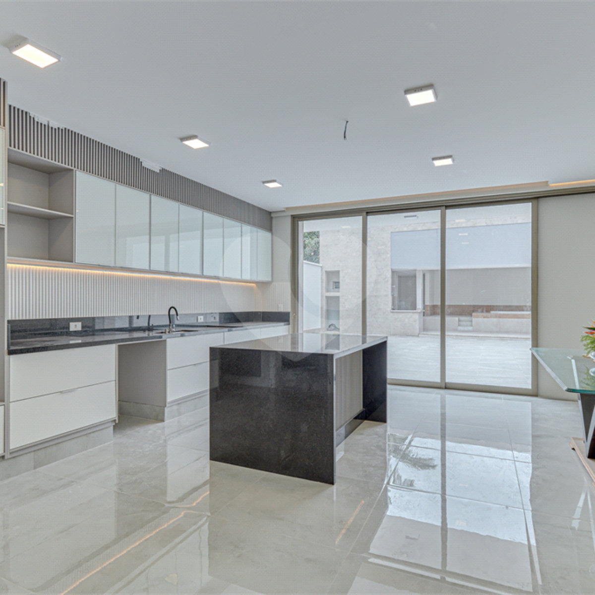 Casa à venda com 4 suítes no condomínio Carmen, São Paulo - SP