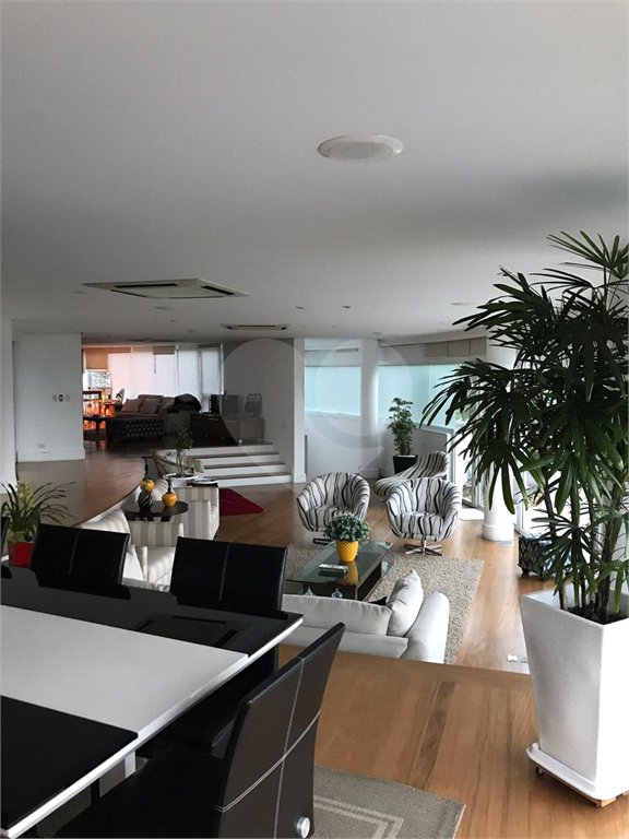 Casa à venda com 4 quartos, sendo 8 suítes, no condomínio Residencial Jd. Ibiratiba, São Paulo - SP