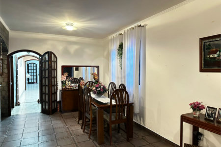 Sobrado à venda com 4 quartos, sendo 2 suítes, em Vila Júlia, Poá, SP