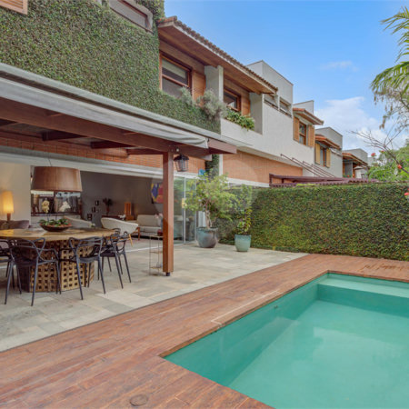Casa à venda com 4 quartos, sendo 2 suítes, no condomínio Vila Antonieta, São Paulo - SP