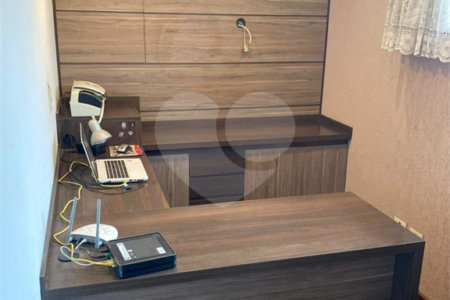 Casa Térrea com Acabamento em Tijolo Aparente e Quintal Amplo - Próximo ao Shopping Iguatemi