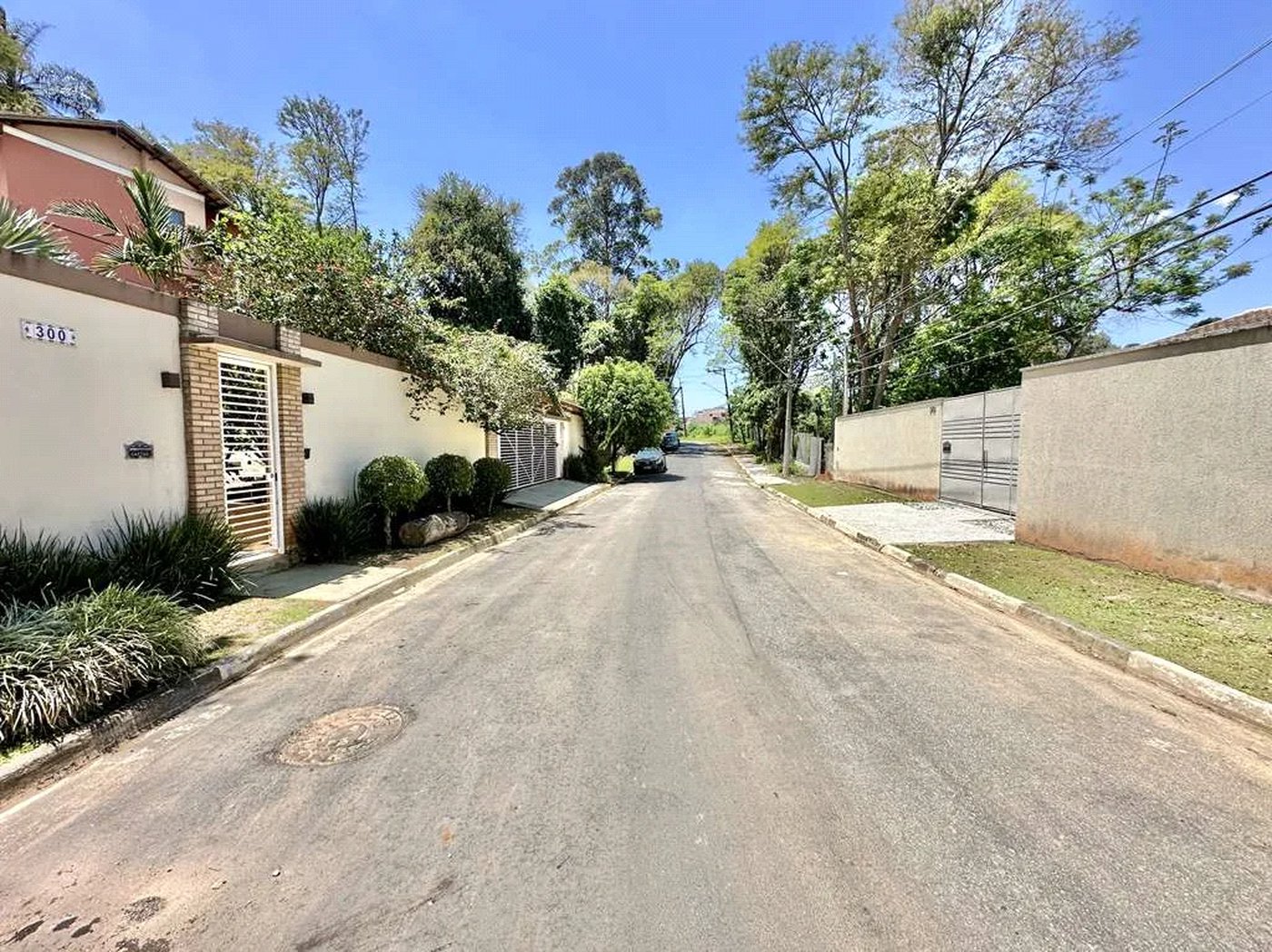 Casa à venda com 4 quartos, sendo 3 suítes,  no condomínio Vilarejo, Carapicuíba - SP