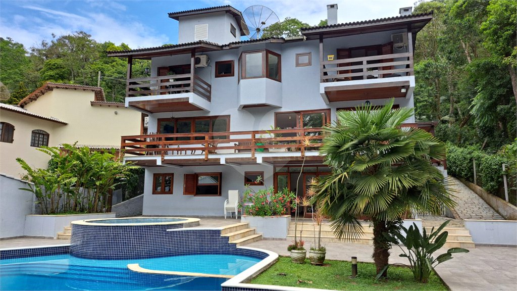Casa à venda com 6 quartos, sendo 4 suítes, no condomínio Alpes da Cantareira, Mairiporã - SP