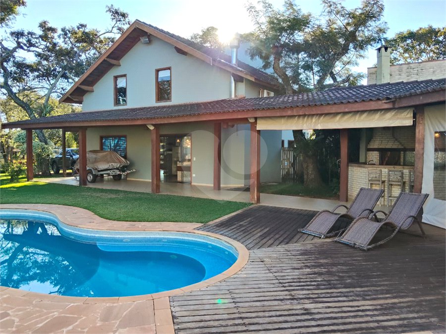 Casa à venda com 7 quartos, sendo 4 suítes, no condomínio Riviera de Santa Cristina XIII, Paranapanema - SP