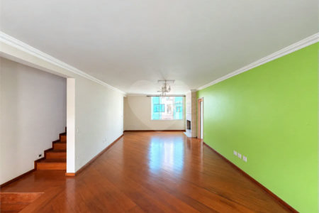 Casa à venda com 3 quartos, sendo 1 suíte, no condomínio Vila das Emboabas, São Paulo - SP
