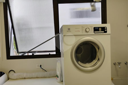 Apartamento reformado , 3 suítes , 3 vagas. Próximo a Avenida Paulista e metrô Brigadeiro . Prédio de construtora renomada. Único !
