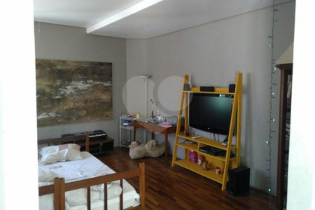 Sobrado à venda com 4 suítes em Interlagos, São Paulo, SP