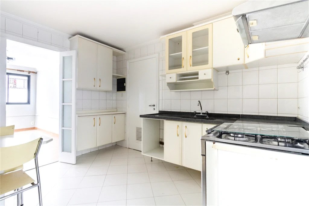 Apartamento à venda com 4 quartos, sendo 2 suítes,  em Vila Hamburguesa, São Paulo, SP