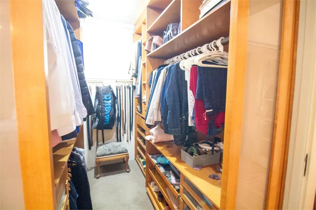 Casa à venda com 4 quartos, sendo 3 suítes, no condomínio Residencial Sans Souci, São Paulo - SP