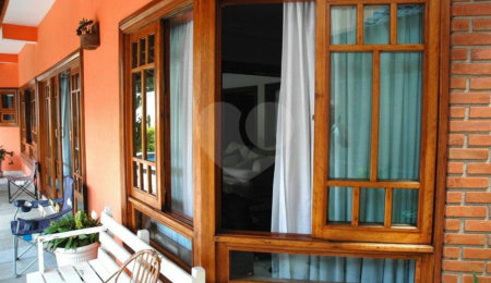 Sobrado à venda com 5 quartos, sendo 4 suítes,  em Interlagos, São Paulo, SP