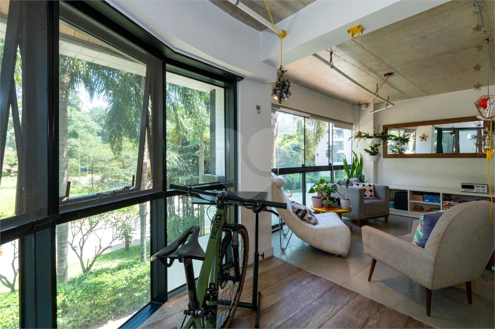 Apartamento à venda com 3 quartos, sendo 1 suíte, em Jardim Morumbi, São Paulo, SP