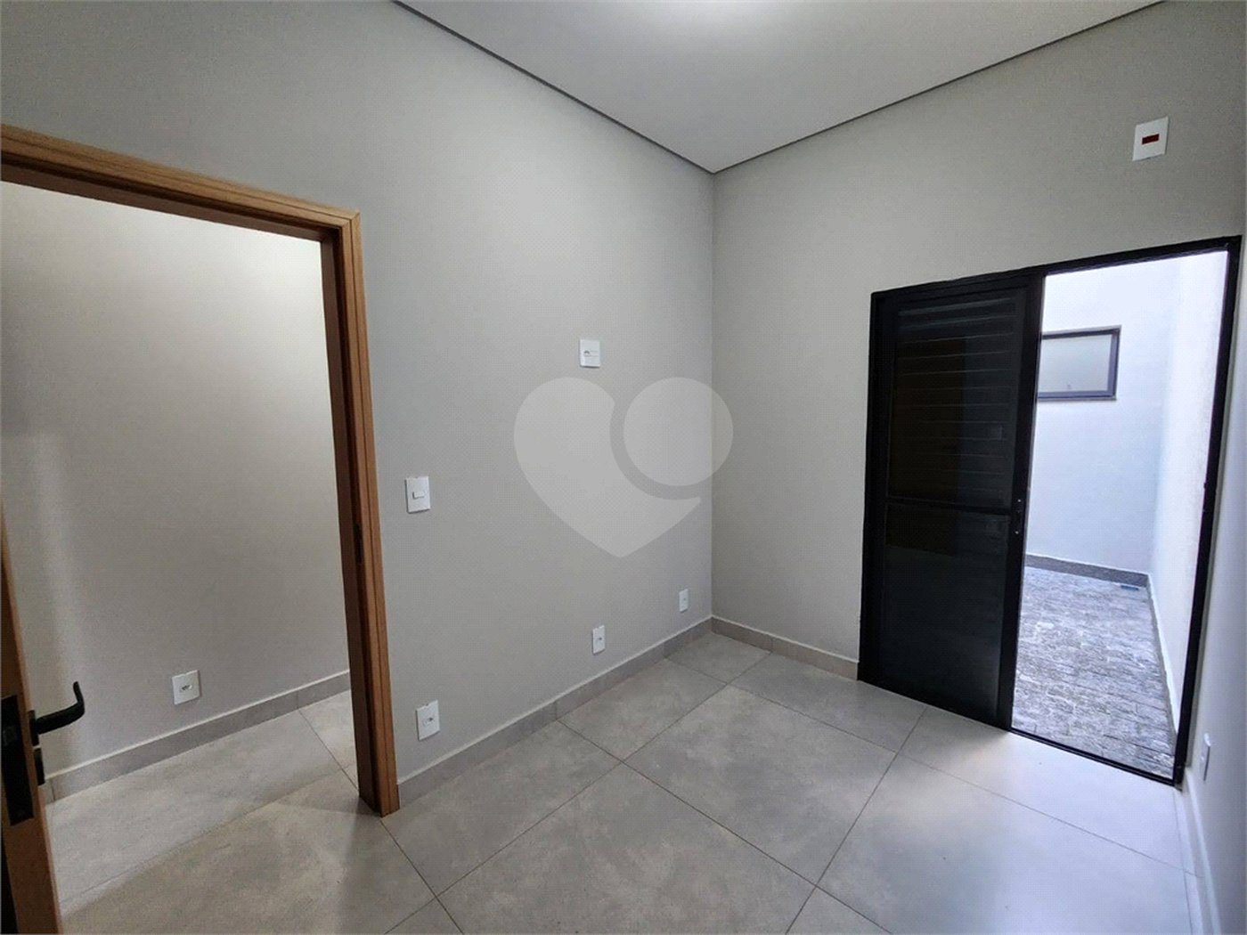 Casa à venda com 3 quartos, sendo 1 suíte, no condomínio Santinon, Sorocaba - SP