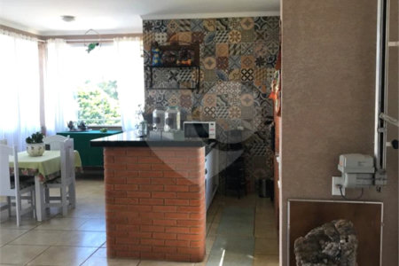 Casa à venda com 4 quartos, sendo 3 suítes, no condomínio Serra da Estrela, Atibaia - SP