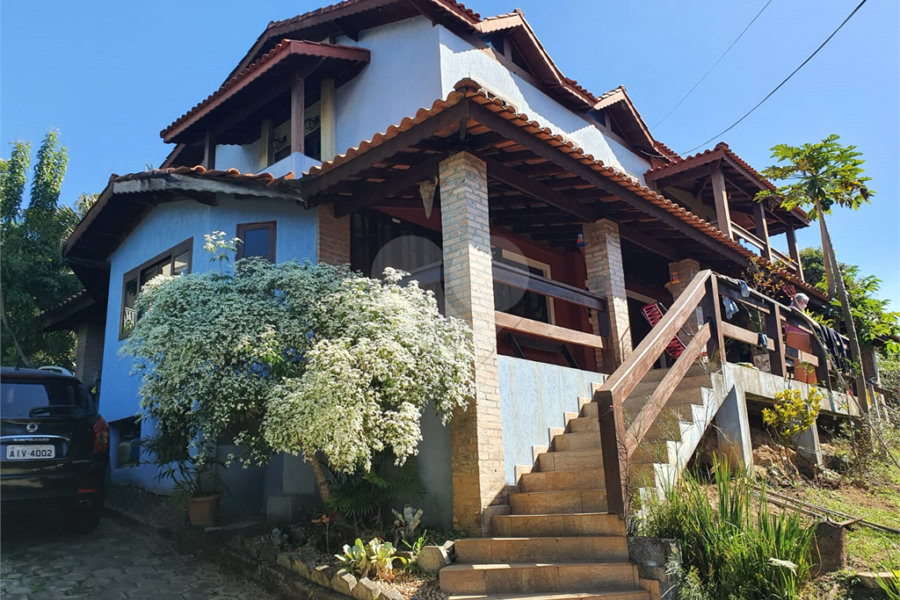 Casa à venda com 3 quartos, sendo 2 suítes, no condomínio Residencial Jardim Lago da Cantareira, Mairiporã - SP
