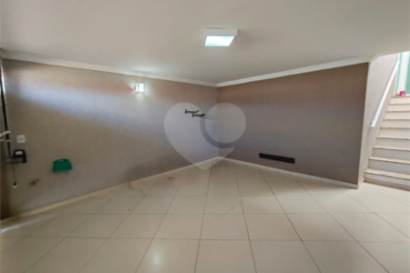 Sobrado à venda ou para alugar com 3 quartos, sendo 1 suíte,  em Jardim Itália, Itapetininga, SP