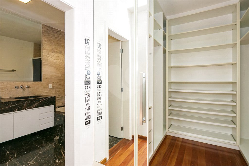 Casa à venda com 3 suítes no condomínio Villaggio Belvedere, São Paulo - SP