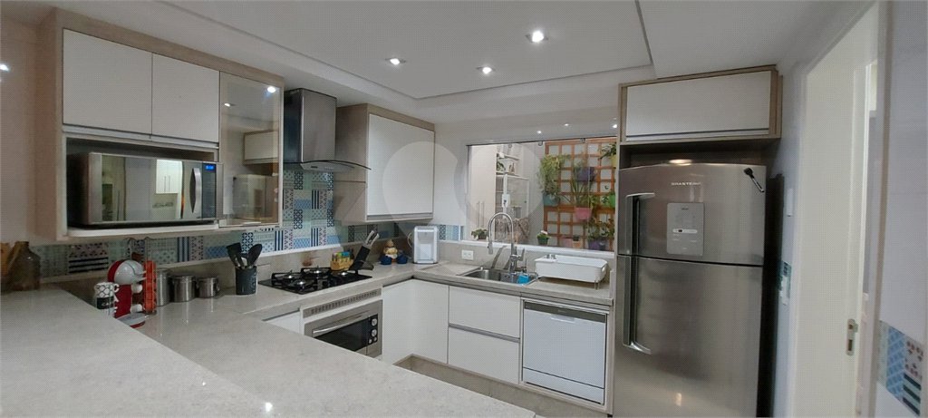 Casa à venda com 3 quartos, sendo 1 suíte, no condomínio Ville Resedá, São Paulo - SP