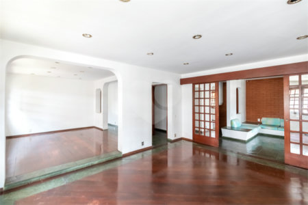 Sobrado à venda com 5 quartos, sendo 3 suítes, em Alto da Boa Vista, São Paulo, SP