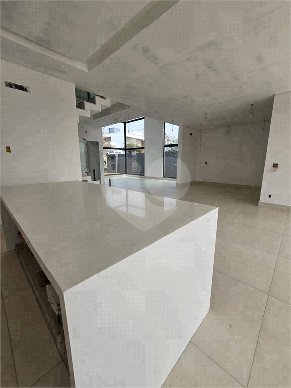 Casa à venda com 4 quartos, sendo 3 suítes, no condomínio Alphaville Nova Esplanada 4, Votorantim - SP
