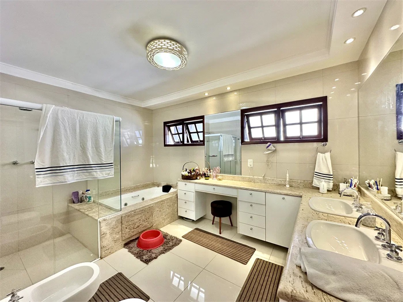 Casa à venda com 5 quartos, sendo 4 suítes, no condomínio Parque dos Príncipes, São Paulo - SP
