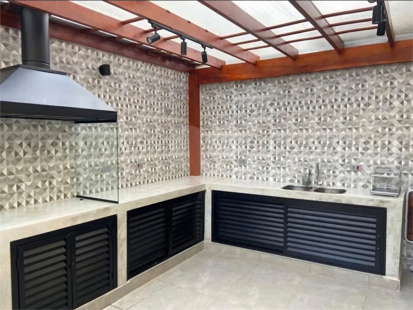 Casa à venda com 3 quartos, sendo 1 suíte,  no condomínio Villas de São Francisco I, São Paulo - SP
