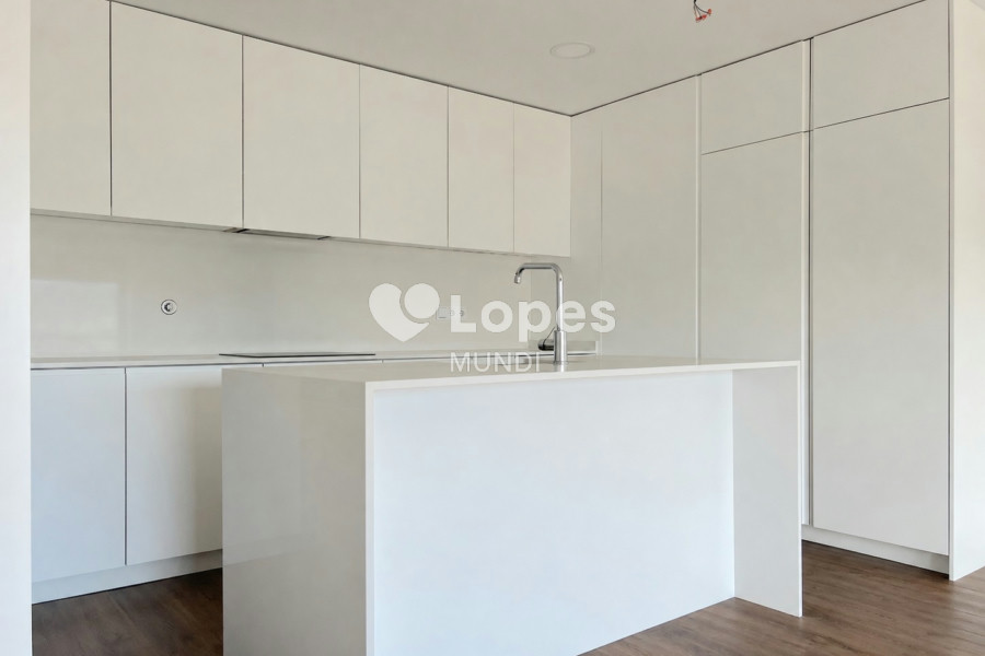 Apartamento T3 à venda em Águas Santas, Maia, Portugal – Varanda e garagem