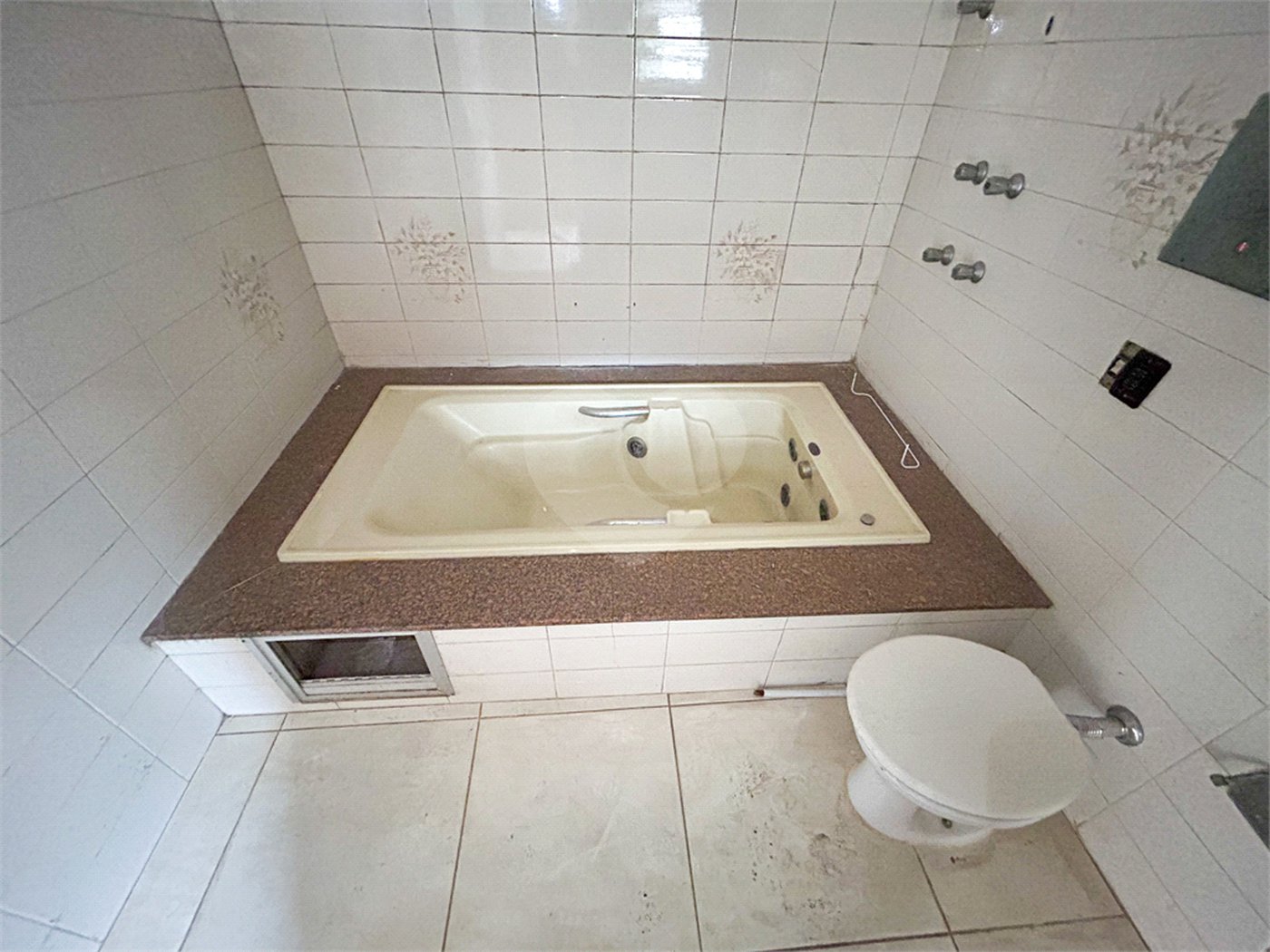 Sobrado à venda com 4 quartos, sendo 3 suítes, em Vila Libanesa, São Paulo, SP