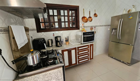 Casa em condomínio à venda com 4 quartos, sendo 1 suíte,  em Caravelas, Armação dos Búzios, RJ