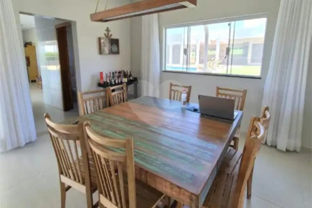 Casa à venda com 3 suítes no condomínio Chácaras Arumã, Sarapuí - SP