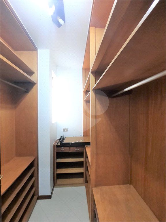 Sobrado à venda com 4 quartos, sendo 2 suítes, em Granja Julieta, São Paulo, SP