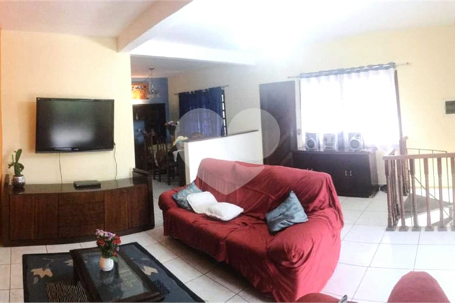 Casa à venda com 3 quartos, sendo 1 suíte, no condomínio Iara Branca, Mairiporã - SP