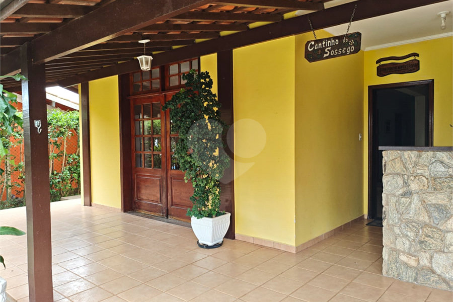 Casa à venda com 4 quartos, sendo 2 suítes,  em Country Residencial Felix, Bom Jesus dos Perdões, SP