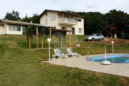 Chácara à venda com 4 quartos, sendo 2 suítes,  em Batatuba, Piracaia, SP
