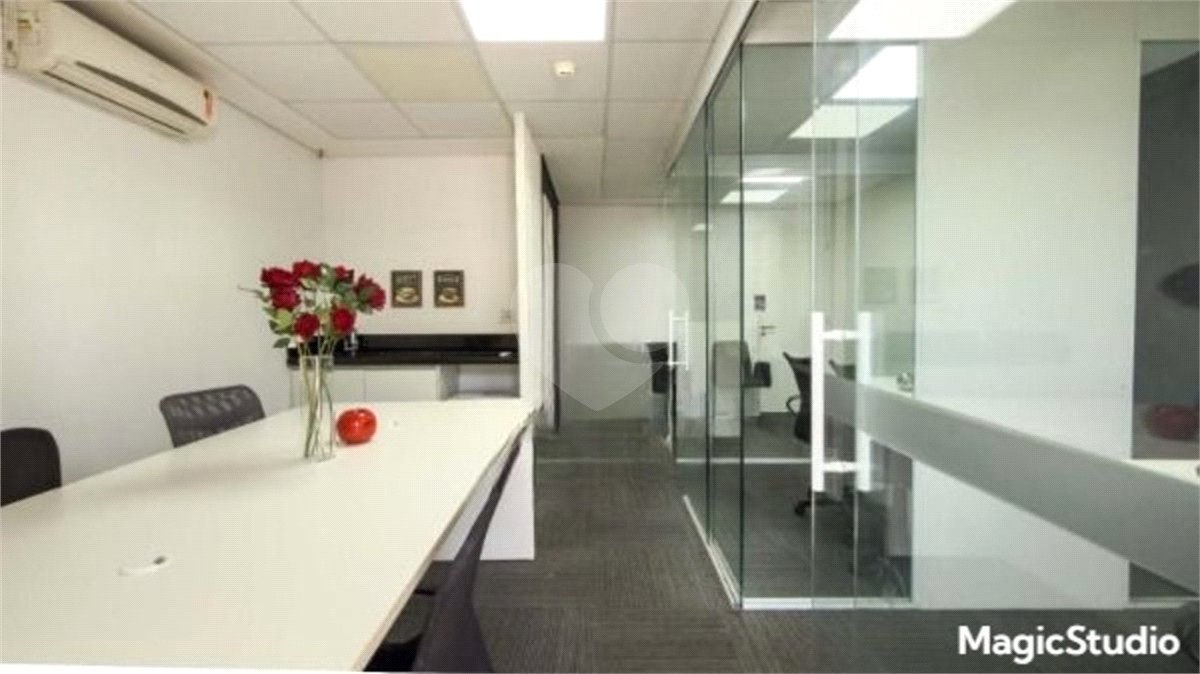 Sala comercial com 35m², 1 vaga, 1 banheiro, à venda na Barra Funda.