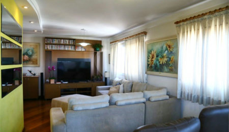 Apartamento à venda com 3 quartos, sendo 1 suíte, e 4 banheiros no total.