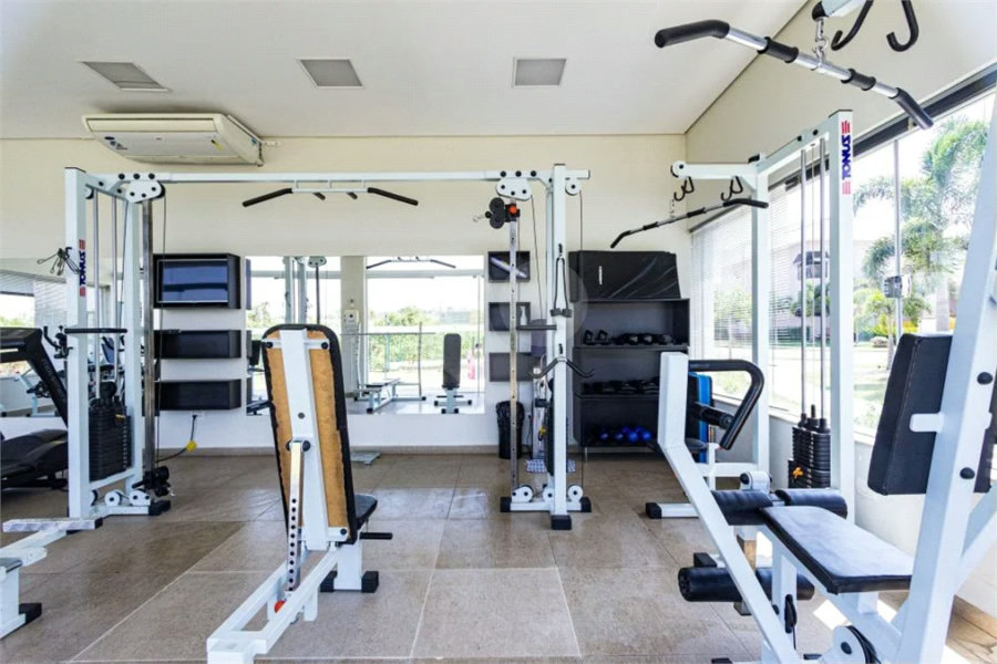casa térrea, recém construida, 3 dormitórios sendo 1 suíte, 2 vagas de garagem, piscina e espaço gourmet