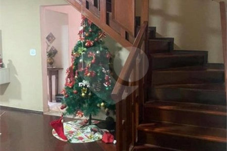 Casa com 202m² , 4 dormitórios , sendo 1 suíte , 3 vagas de garagem.