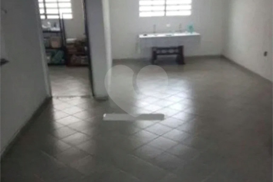 Galpão comercial com 147 m² de área total de terreno e 100 m² de área útil no Cambuci.