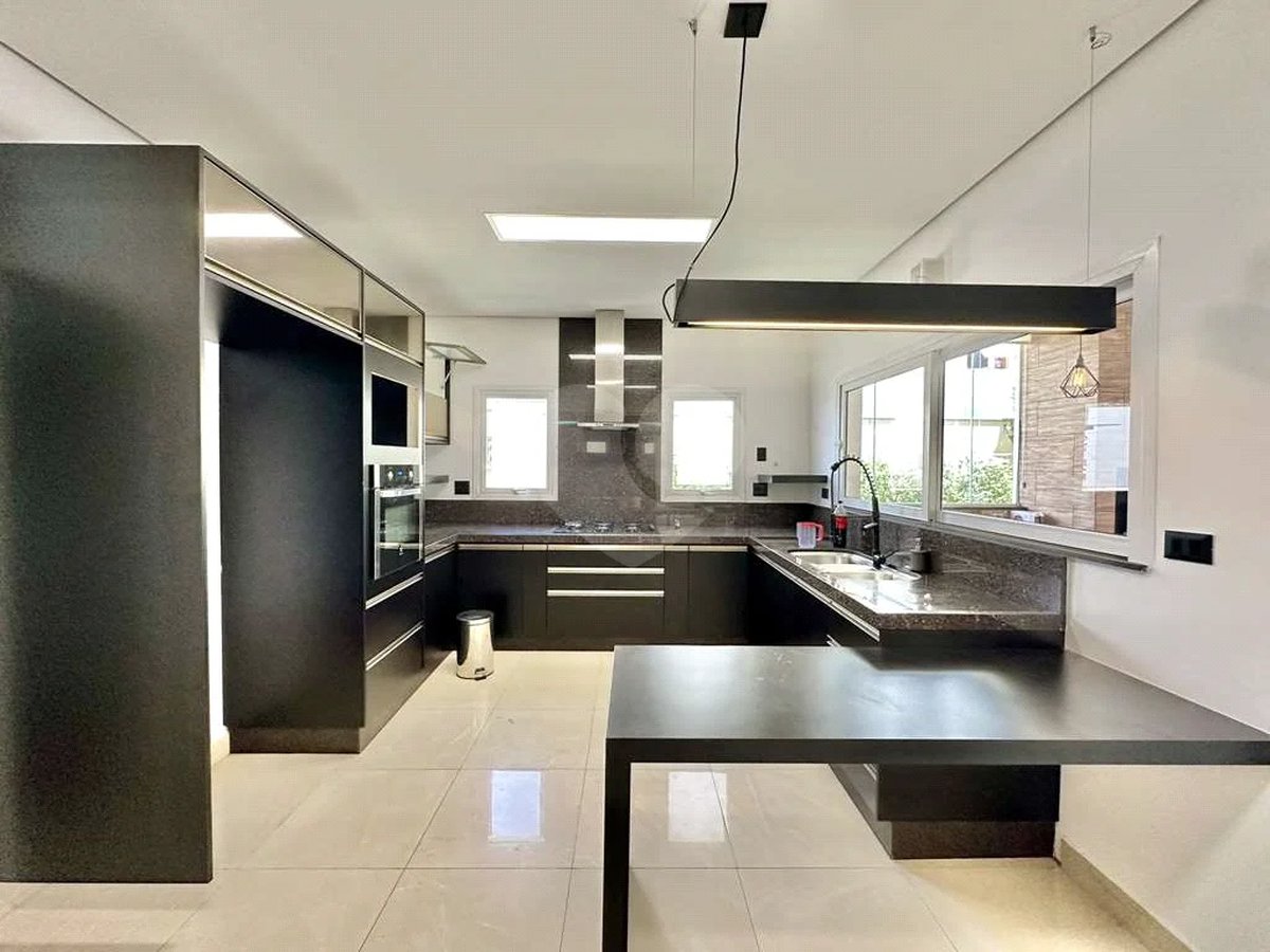 Casa em condomínio Impecável, 4 dorms / 2 suítes, varanda gourmet, piscina, 3 lareiras
