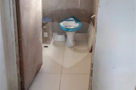 Casa térrea no Condomínio Samambaia.