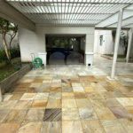 Apartamento de 155 m² com 4 dormitórios, varanda e 2 vagas de garagem. Condomínio com piscinas adulto, infantil e aquecida, lazer e portaria 24 horas.