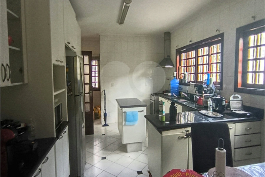 SOBRADO DE 426,0 M² COM 04 SUITES, SALÃO DE FESTAS, 06 VAGAS,06 BANHEIROS E PISCINA PARA LOCAÇÃO OU VENDA NO BARRO BRANCO
