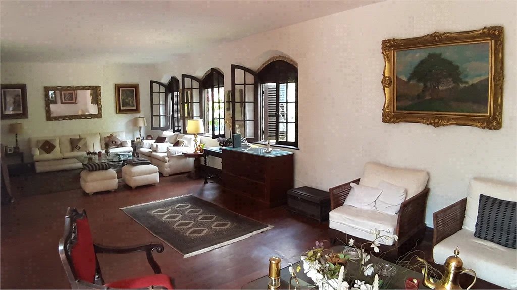 Sobrado em estilo Tudor com edícula independente à venda –