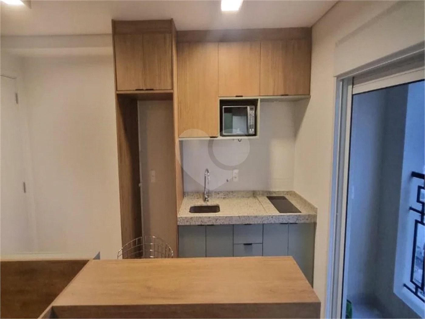 Studio Mobiliado com Varanda, Ar-Condicionado e Lazer Completo