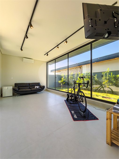 Indaiatuba - Quintas da Terracota - 1252 m² de terreno - casa térrea com 514 m² de área construída -3 vagas de garagem cobertas e 3 descobertas Lavabo - Sala de estar e jantar amplas e integradas - Escritório privativo - Cozinha toda equipada com geladeira, forno, micro-ondas, lava-louças,