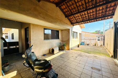 Casa á venda, com 03 Dormitórios, em São Carlos.