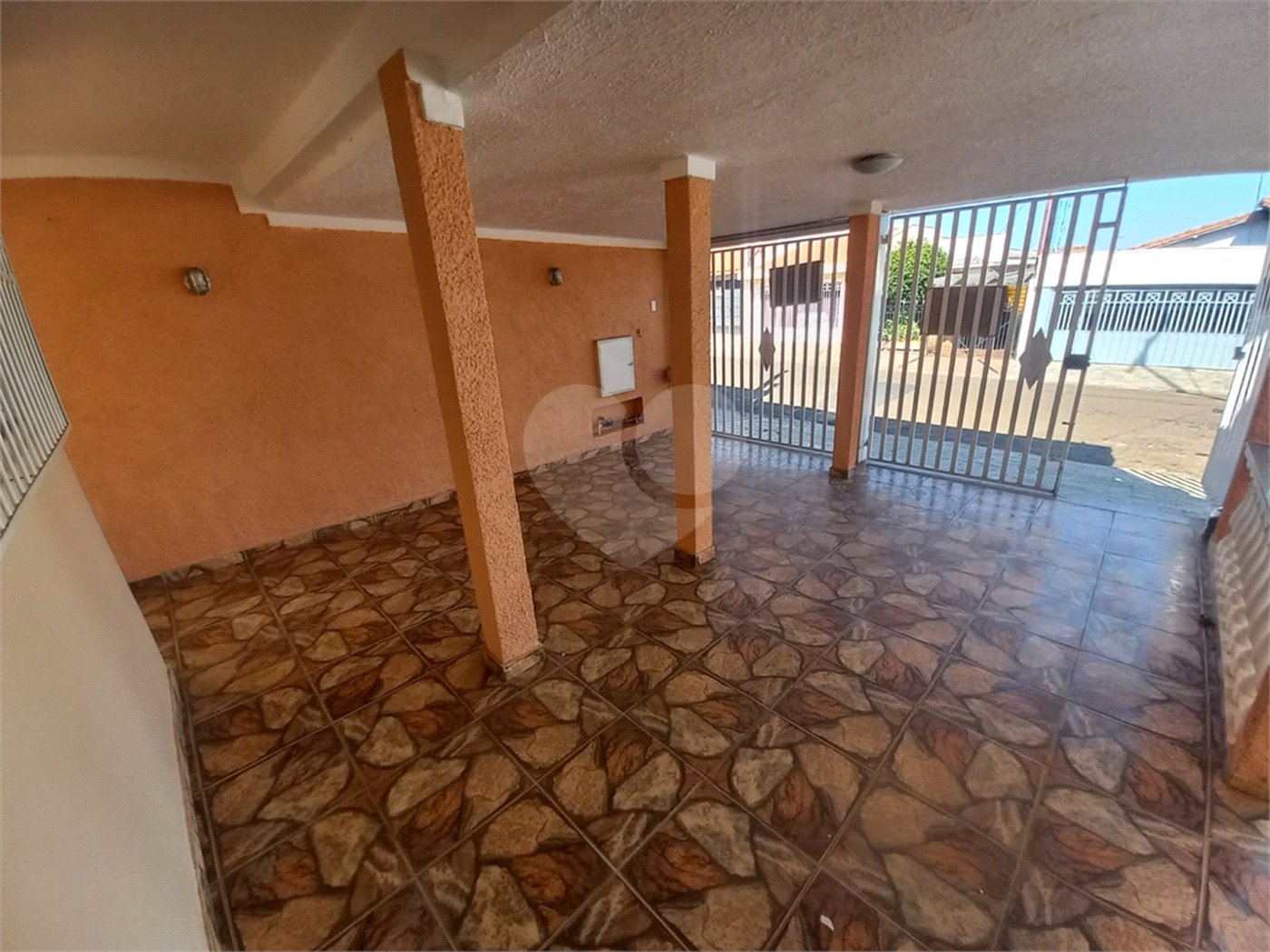 Casa térrea com 2 dormitórios.